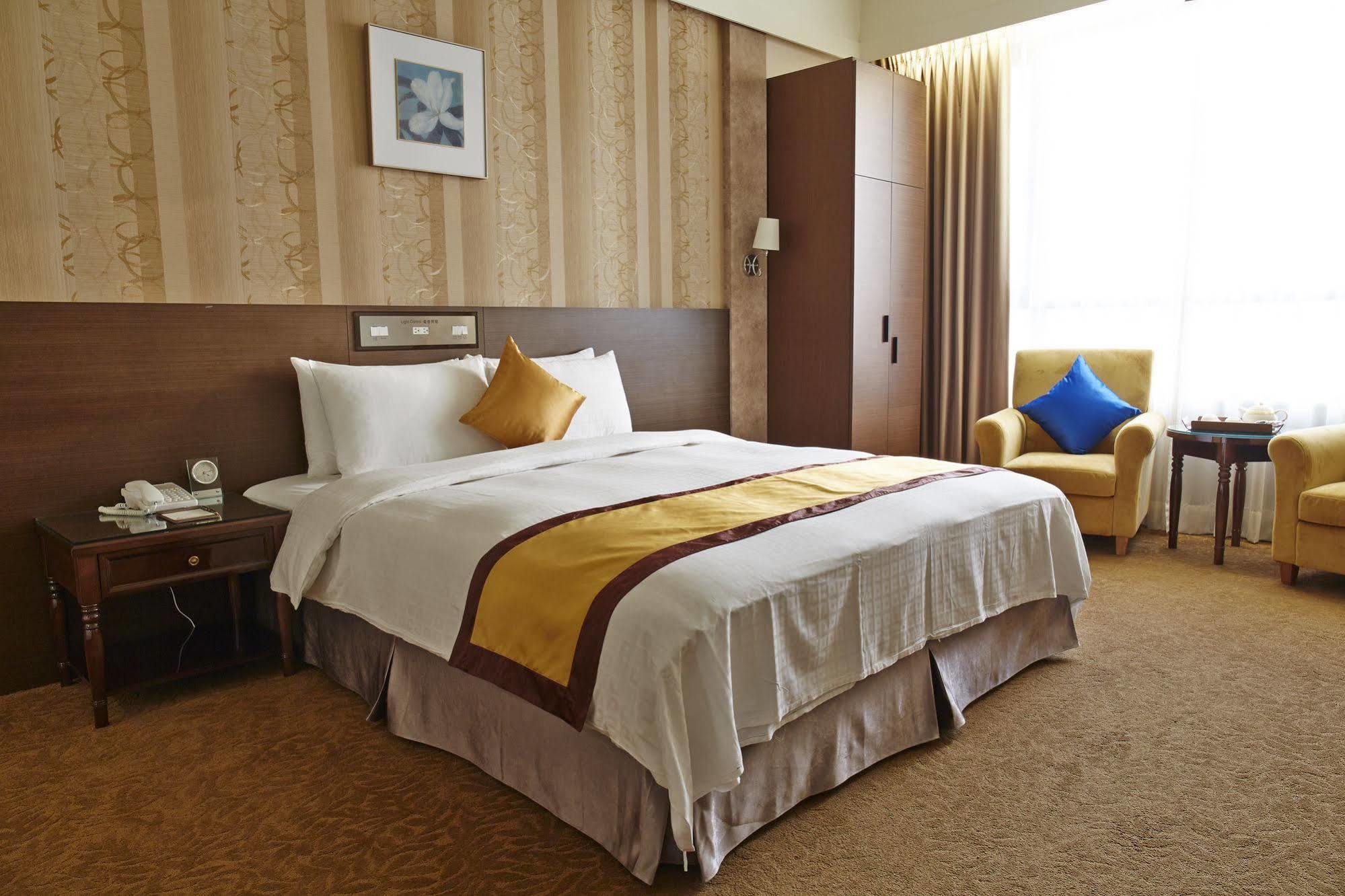 Royal Chiayi Hotel Buitenkant foto