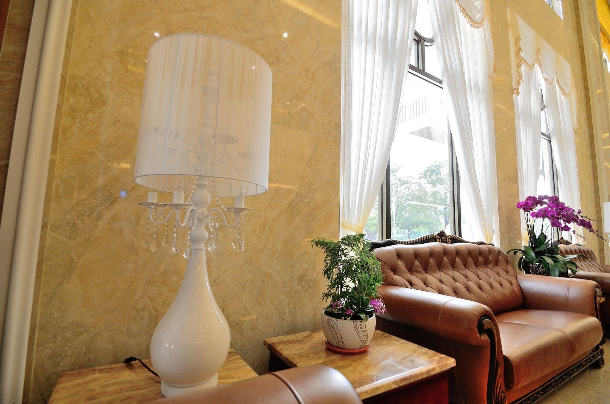 Royal Chiayi Hotel Buitenkant foto