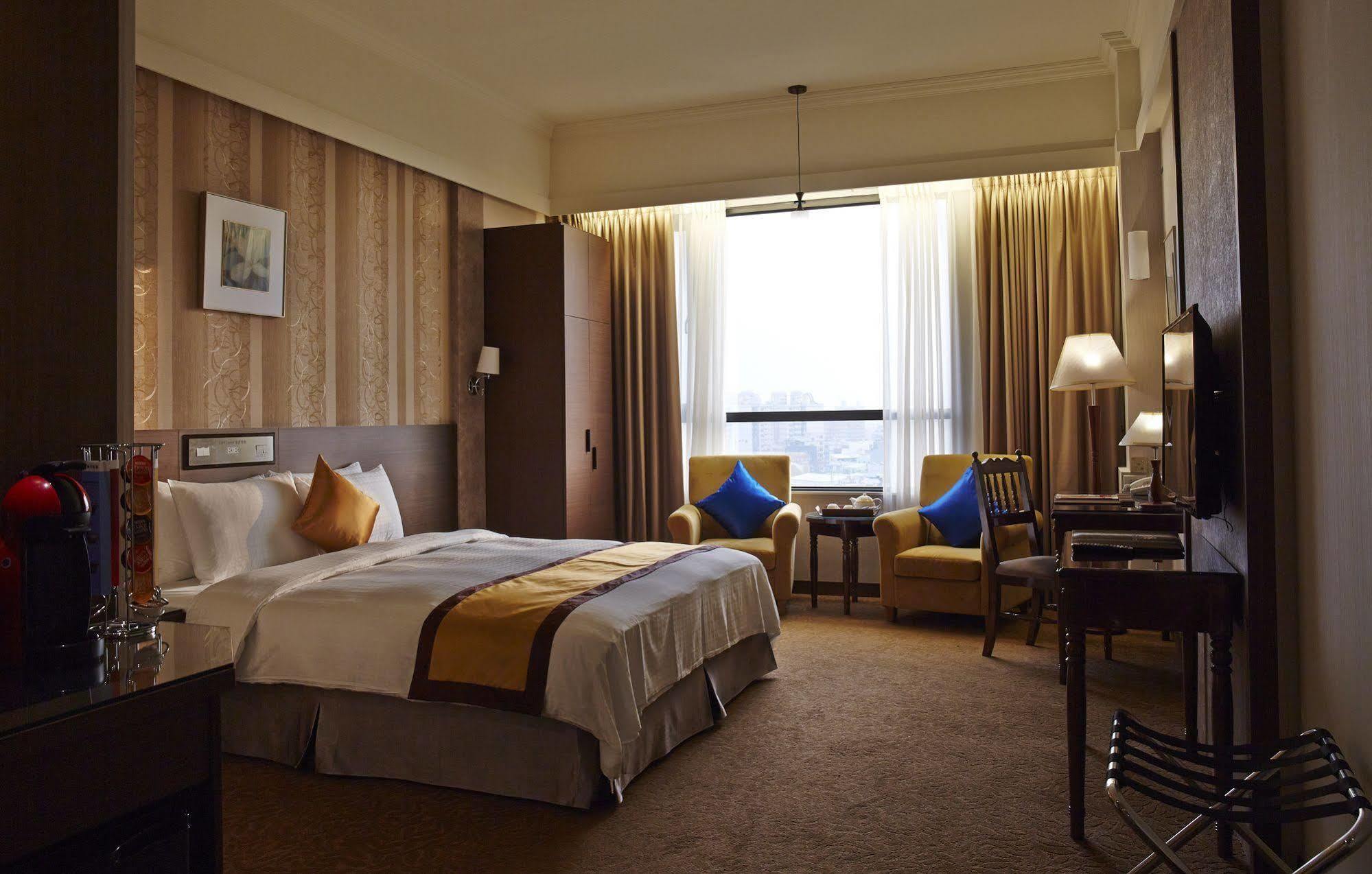 Royal Chiayi Hotel Buitenkant foto