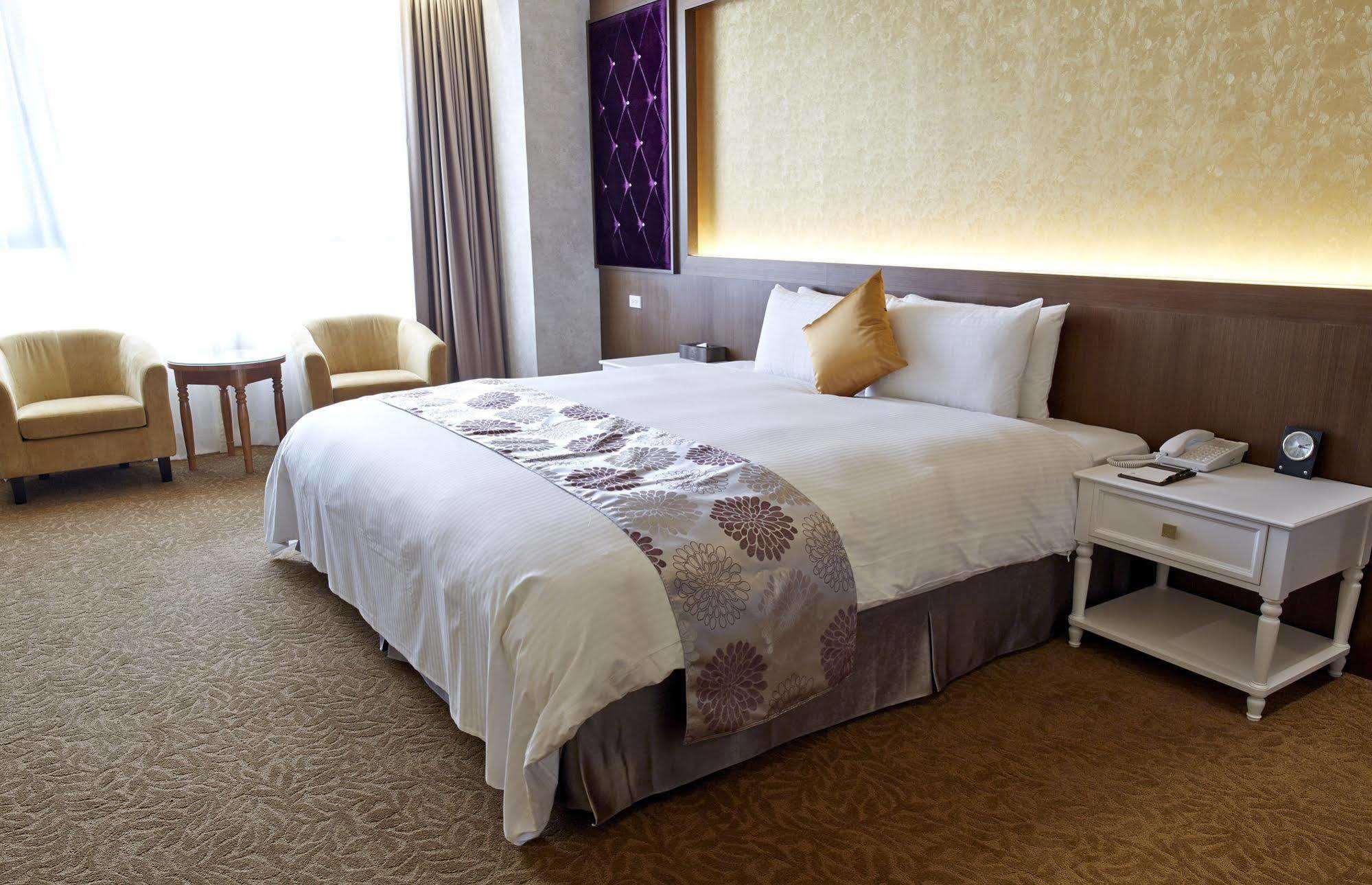 Royal Chiayi Hotel Buitenkant foto