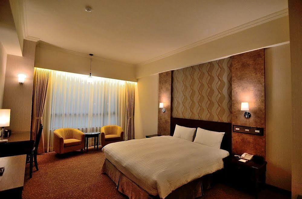 Royal Chiayi Hotel Buitenkant foto